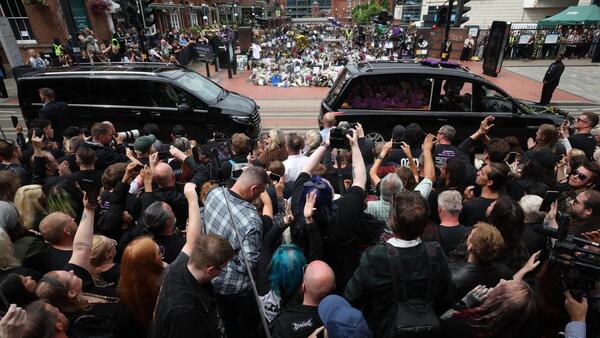 Birmingham se despide de Ozzy Osbourne con un emotivo y multitudinario cortejo fúnebre