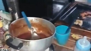 Llaveaba a sus hijos para ir a controlar a su pareja