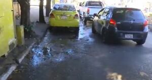 La Nación / Vecinos denuncian calle destruida por agua servida y baches