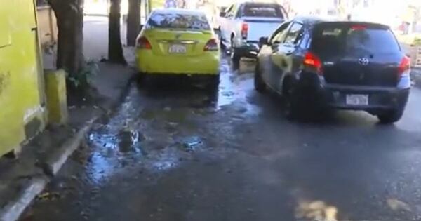La Nación / Vecinos denuncian calle destruida por agua servida y baches