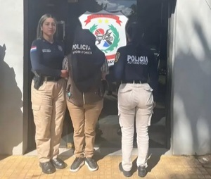 Detienen a mujer por falsificación de documentos de autos robados