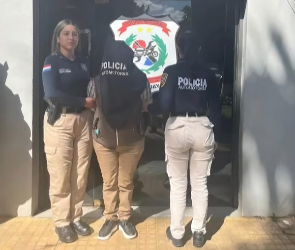 Detienen a mujer por falsificación de documentos de autos robados