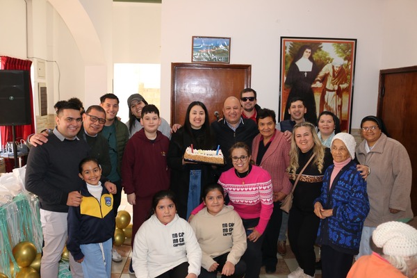 Jefe financiero paraguayo de la EBY celebra cumpleaños con abuelitos del hogar Santa María