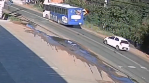 Colectivo casi cae a un barranco por rotura de tren delantero