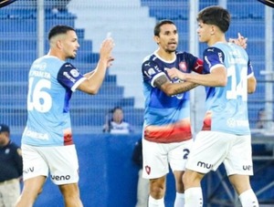 El Ciclón sopló fuerte sobre el final y es solitario puntero