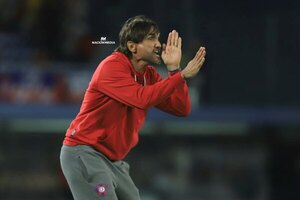 Versus / Diego Martínez calificó de "corajudo" a sus futbolistas y elogió al equipo rival