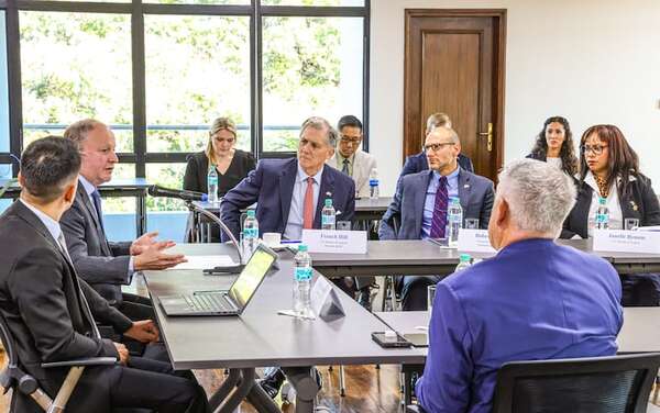 Delegación de congresistas de EE.UU. se reunió con el ministro de Economía - Economía - ABC Color