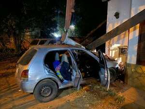 Policía borracho estrelló su auto contra una casa en Luque - Policiales - ABC Color