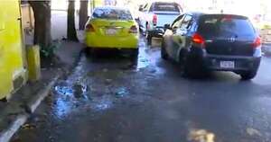 La Nación / Denuncian calle llena de baches y agua servida