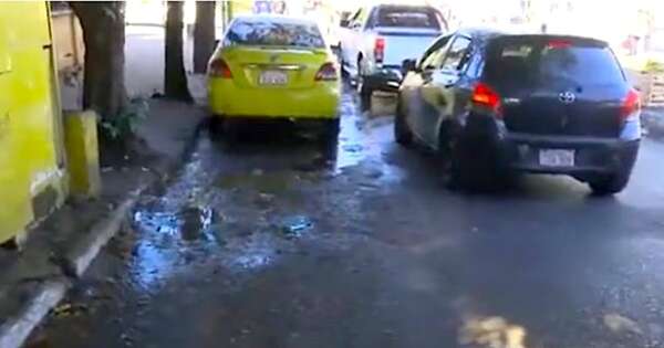 La Nación / Denuncian calle llena de baches y agua servida