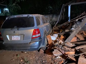 Policía manejaba ebrio y estrelló su auto contra una casa en Luque