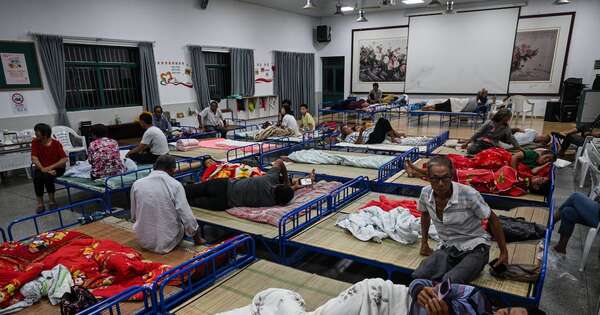 La Nación / Evacuaron a 280.000 personas en Shanghái por el tifón Co-May