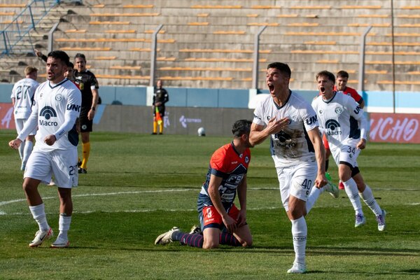 Versus / ¡Festeja renovación con un golazo!