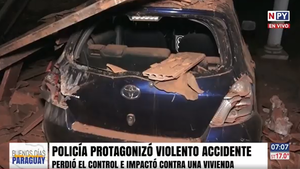 Policía protagonizó violento accidente, chocó contra una vivienda e intentó fugarse