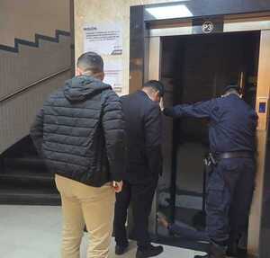 Cuatro funcionarios quedaron atrapados en ascensor por una hora en Diputados