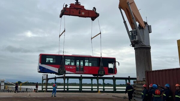 Más de G. 1.000 millones para asegurar 30 buses eléctricos que aún no circulan