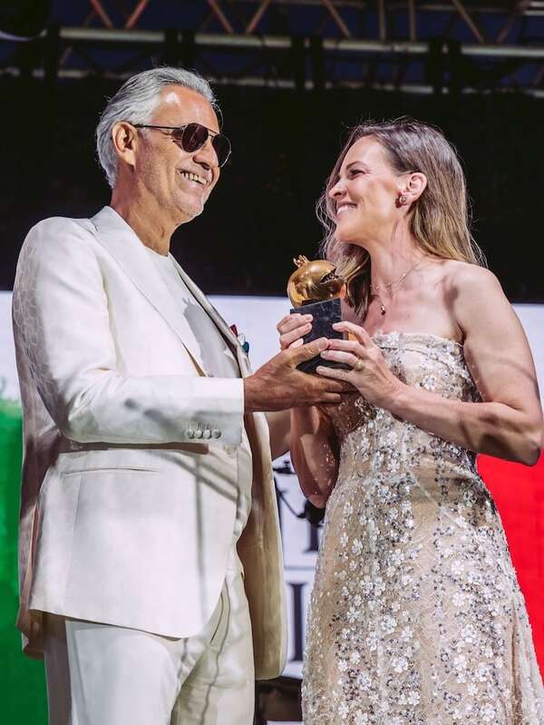 Hilary Swank recibió un premio de manos de Andrea Bocelli - Gente - ABC Color
