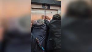 Mientras Latorre discursea en Ginebra, ascensor de Diputados deja atrapadas a cuatro personas