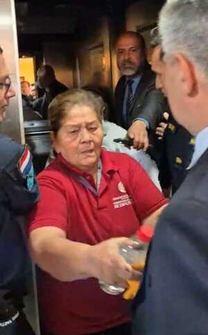 Susto y desesperación en Diputados: 4 personas atrapadas en un ascensor - Nacionales - ABC Color