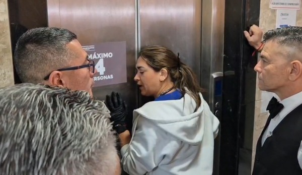 Funcionarios quedaron atrapado en un ascensor de Diputados