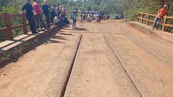 En Tobatí, urge la reparación de un puente que tiene peligrosas grietas