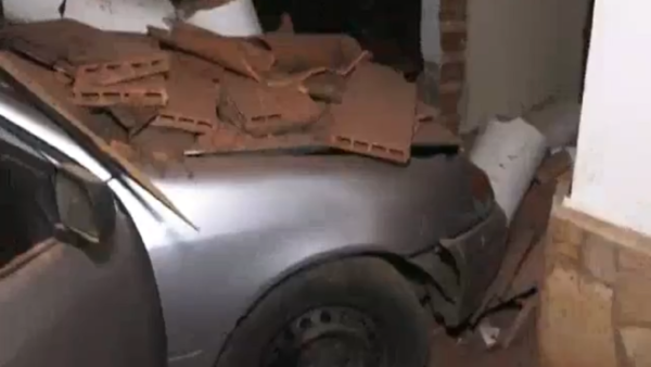 Policía ebrio estrella su vehículo contra una casa tras festejo por Día de la Amistad