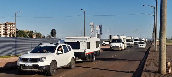 Encarnación despidió a caravana de turistas argentinos en casas rodantes