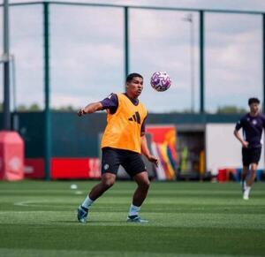 Diego León sigue sumando minutos en el Manchester United