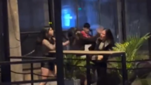 Festejo por el Día de la Amistad terminó mal: Se agarraron de los pelos frente a un local chuchi de Asunción