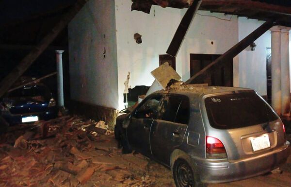 Policía ebrio al volante casi echó toda una casa •