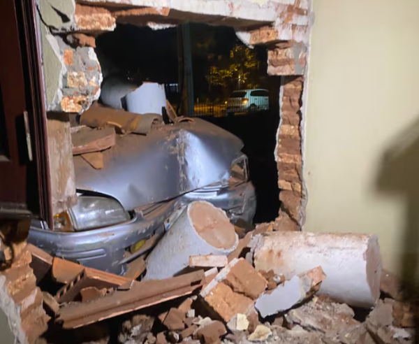 Policía ebrio choca contra una casa y causa destrozos en Luque