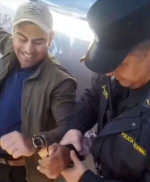 Video: detienen a víctimas de la dictadura por colocar carteles en el Ministerio de la Defensa Pública - Nacionales - ABC Color
