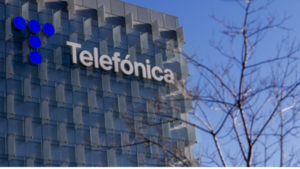 Telef贸nica pierde 1.355 millones de euros en el semestre lastrado por ventas en Argentina y Per煤