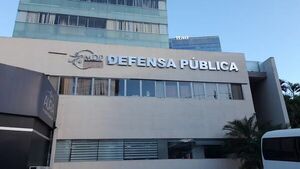 Popular / Detienen a dos arrieros por colgar carteles frente al Ministerio de Defensa Pública