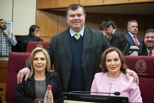 ¿Dionisio le soltó la mano a Noelia Cabrera? - Política - ABC Color