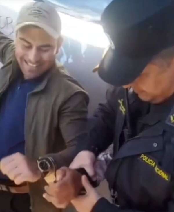 Video: detienen a víctima de la dictadura por colocar carteles en la Defensoría del Pueblo - Nacionales - ABC Color