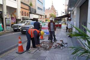 ANDE arregla vereda hundida en calle Palma y atribuye el daño a filtraciones - Economía - ABC Color