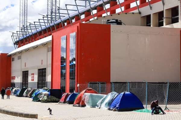 Bolivianos duermen frente al estadio para comprar entradas a un mes de partido con Brasil - Fútbol Internacional - ABC Color