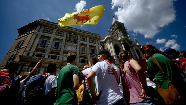 Miles de jóvenes se unen en oración por la paz en el Vaticano