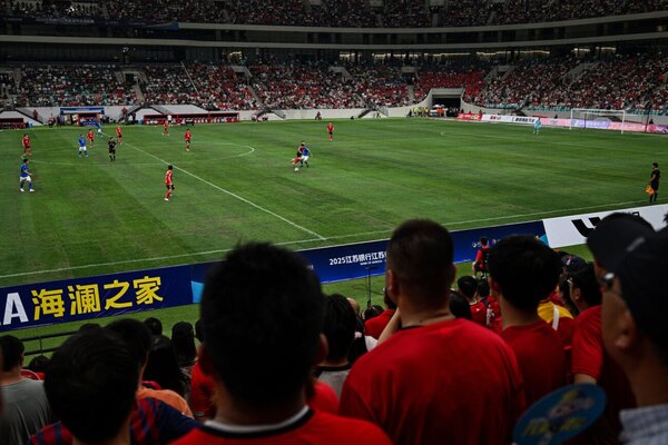 Versus / El fútbol chino recupera la ilusión gracias a un campeonato amateur