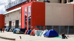 Bolivianos duermen frente al estadio para comprar entradas a un mes de partido con Brasil