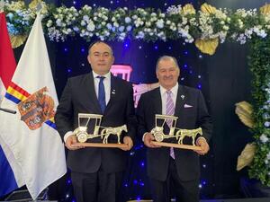 Rey Martínez y Rotary Encarnación Norte recibieron el Premio Karumbé