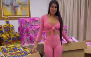 Popular / ¡Laurys pidió recomendaciones de escuelas para llevar regalos!