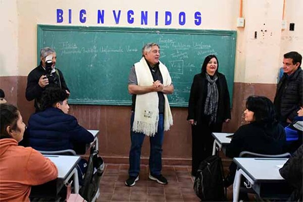 Ministro de Educación acompañó entrega de mobiliarios escolares en Misiones, adquiridos por Itaipú | DIARIO PRIMERA PLANA