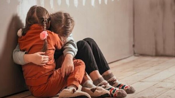 Un hombre denuncia a su vecino por acosar a sus hijas pequeñas