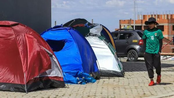 Bolivianos duermen frente al estadio para comprar entradas, a un mes del partido con Brasil