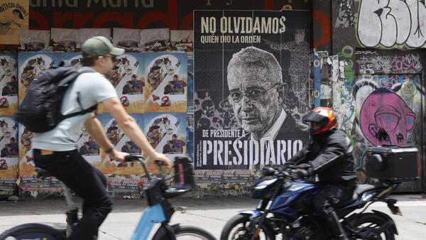 Uribe demanda al presidente Petro por "hostigamiento y calumnia"
