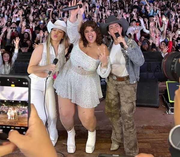 Popular / (VIDEO)Flor Álvarez vino a Paraguay y sorprendió a fans en San Ignacio junto a Marilina y Mily Brítez