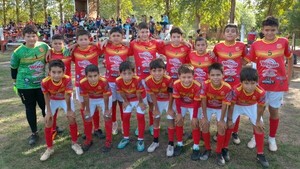 Escuela de fútbol logra más de 100 partidos invictos en Villarrica en dos categorías