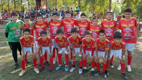 Escuela de fútbol logra más de 100 partidos invictos en Villarrica en dos categorías